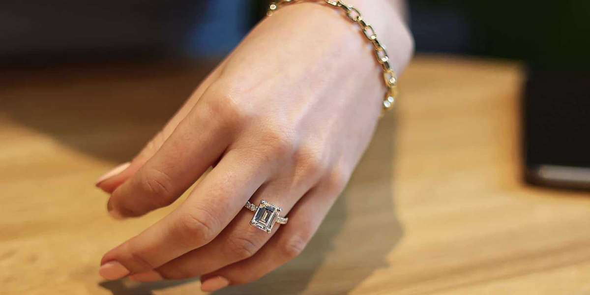 How to highlight finger length with an emerald cut engagement ring